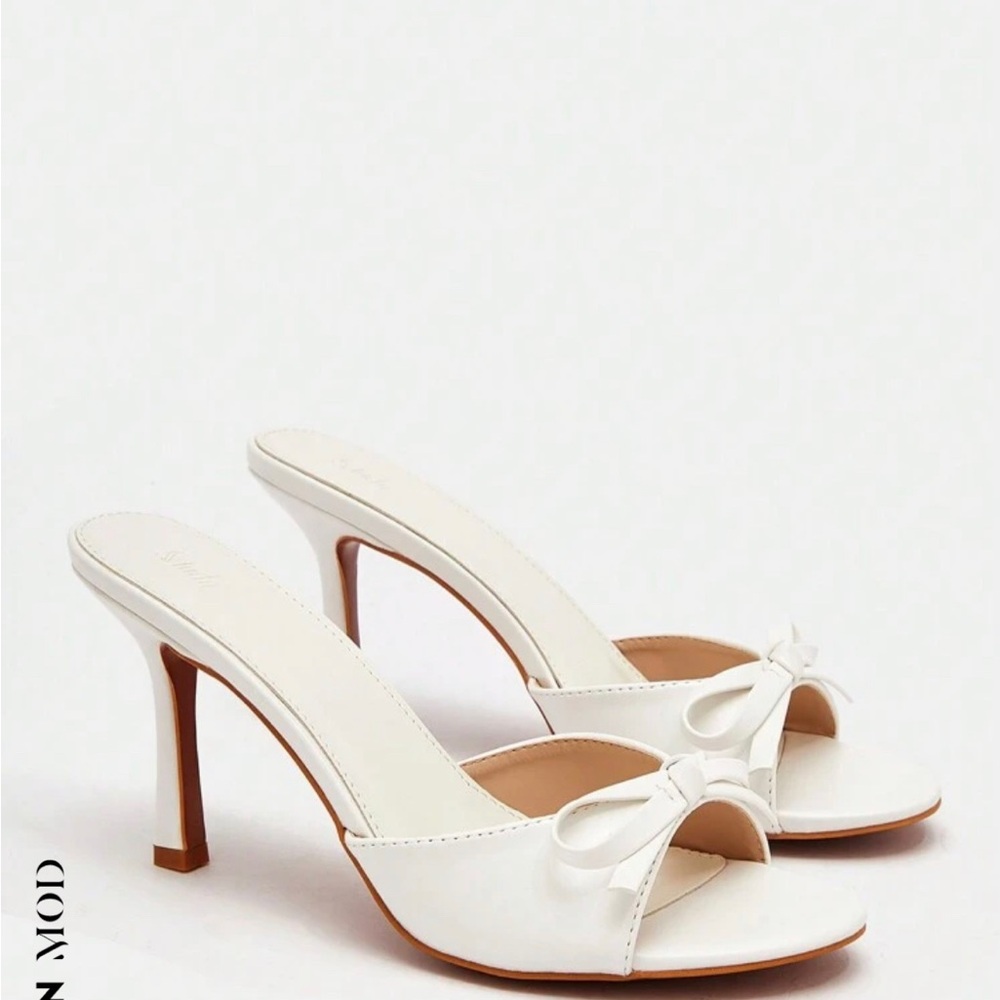 White heels with bow